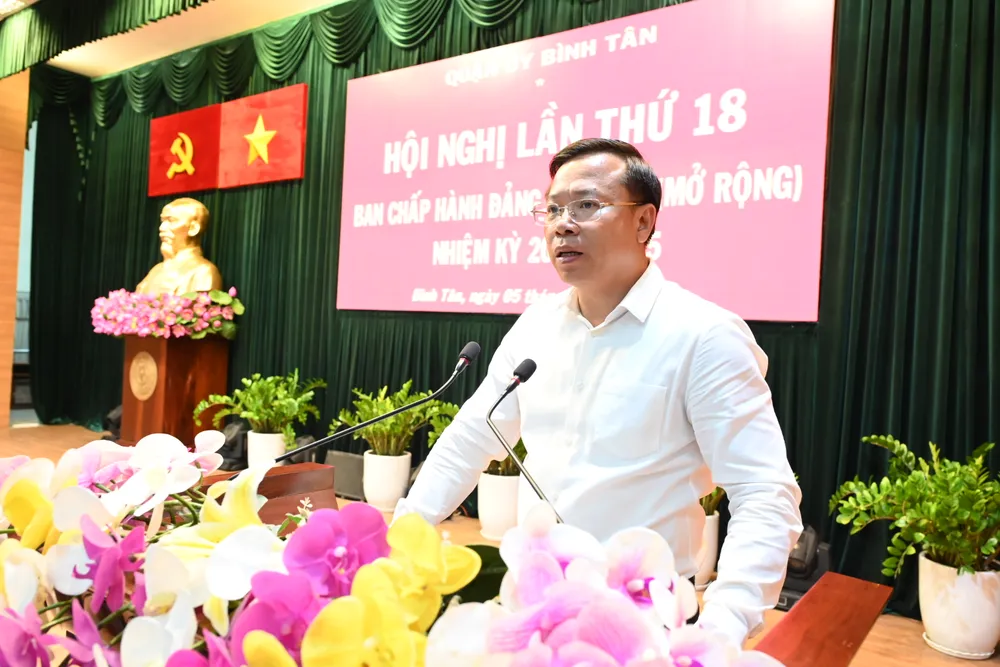 Bí thư Quận ủy quận Bình Tân Huỳnh Khắc Điệp phát biểu tiếp thu ý kiến chỉ đạo. Ảnh: VĂN MINH