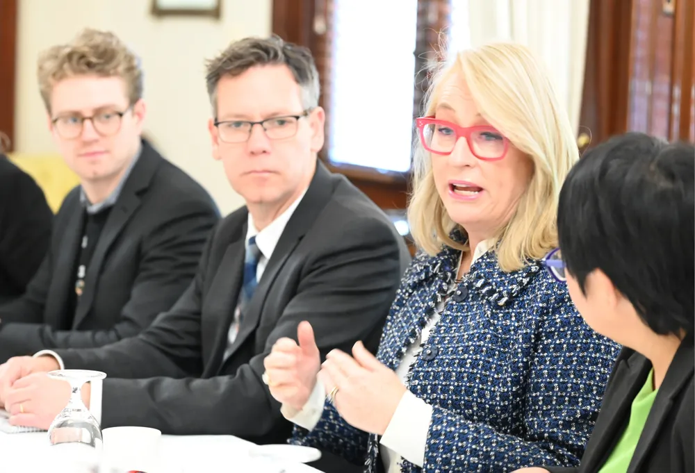 Bà Sally Capp, Thị trưởng TP Melbourne trao đổi với Đoàn đại biểu HĐND TPHCM. Ảnh: VĂN MINH