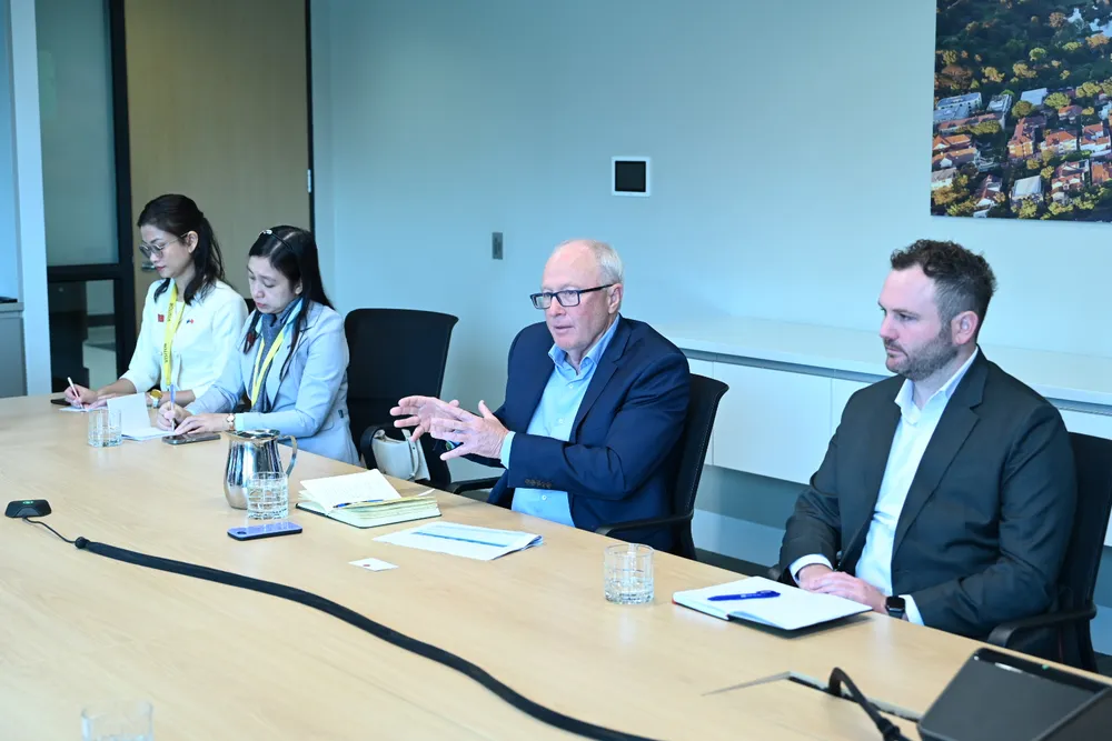 Ông John Bailey, Giám đốc phụ trách các dự án tài chính và phân tích rủi ro, Cơ quan Xúc tiến đầu tư Victoria thông tin kết quả hoạt động và những định hướng phát triển của Cơ quan Xúc tiến đầu tư Victoria. Ảnh: VĂN MINH