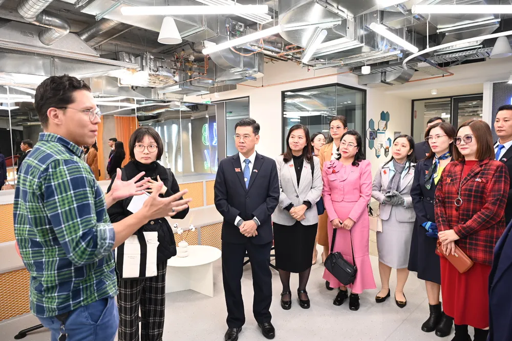 Đoàn đi thực tế tại Trung tâm Khởi nghiệp và Đổi mới sáng tạo của Bang Victoria. Ảnh: VĂN MINH