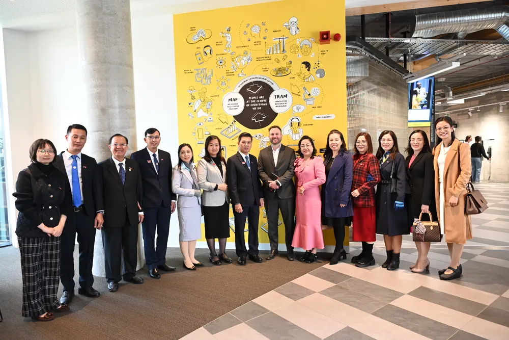 Đoàn đại biểu HĐND TPHCM tham quan Trung tâm Khởi nghiệp và Đổi mới sáng tạo của Bang Victoria. Ảnh: VĂN MINH