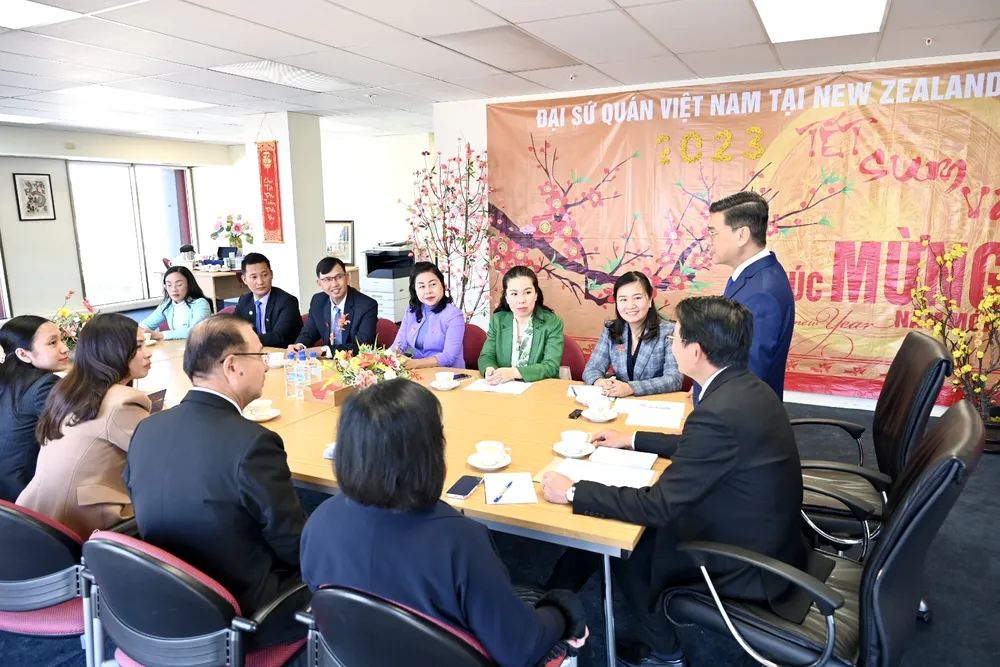 Buổi làm việc giữa Đoàn đại biểu HĐND TPHCM với Đại sứ quán Việt Nam tại New Zealand. Ảnh: VĂN MINH