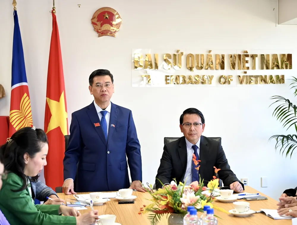 Phó Chủ tịch HĐND TPHCM Nguyễn Văn Dũng đến thăm và làm việc với Đại sứ quán Việt Nam tại New Zealand. Ảnh: VĂN MINH