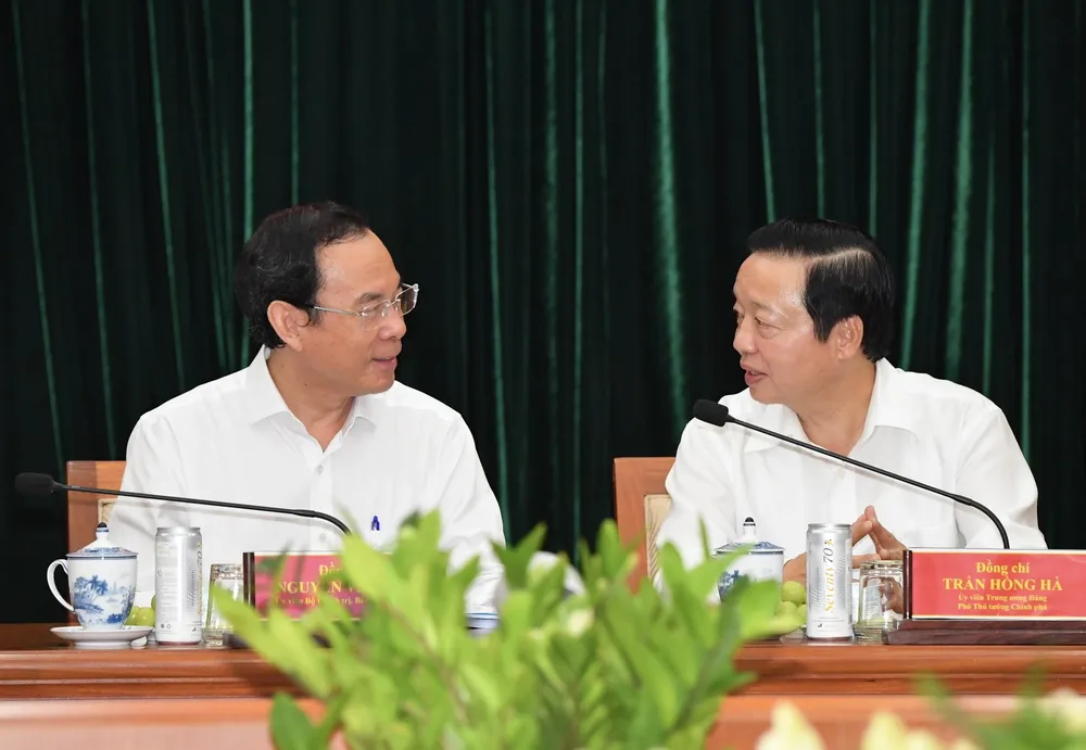 Phó Thủ tướng Trần Hồng Hà trao đổi với Bí thư Thành ủy TPHCM Nguyễn Văn Nên. Ảnh: VIỆT DŨNG