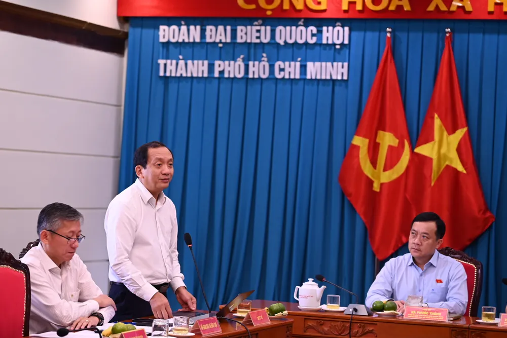 Lãnh đạo Sở Y tế TPHCM trao đổi với các đại biểu, cử tri. Ảnh: VĂN MINH