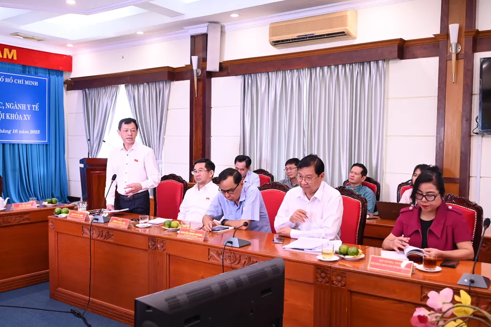 Giám đốc Bệnh viện Chợ Rẫy Nguyễn Tri Thức phát biểu tại buổi tiếp xúc cử tri. Ảnh: VĂN MINH