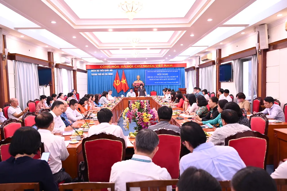 Đoàn đại biểu Quốc hội (ĐBQH) TPHCM tiếp xúc cử tri ngành y tế và ngành giáo dục trên địa bàn TPHCM trước kỳ họp thứ 6 Quốc hội khóa XV. Ảnh: VĂN MINH