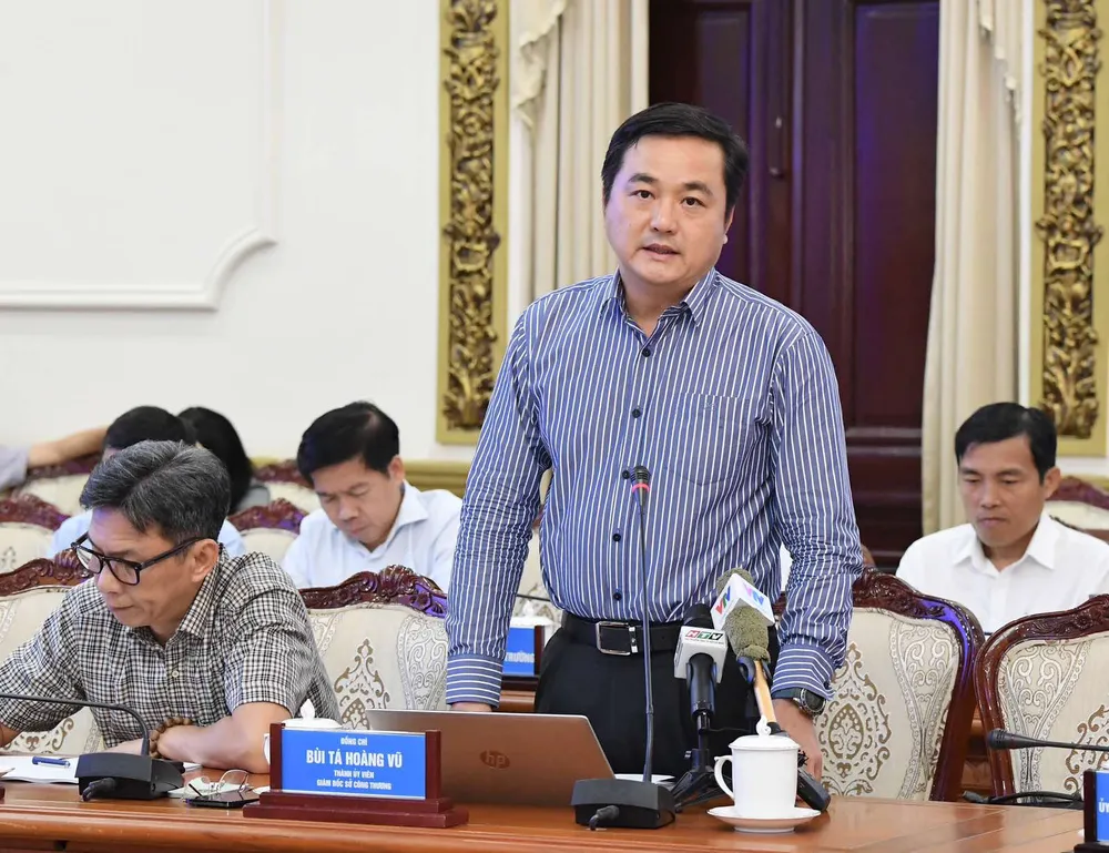 Giám đốc Sở Công thương Bùi Tá Hoàng Vũ trao đổi với các ĐBQH. Ảnh: VIỆT DŨNG