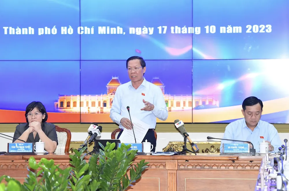 Chủ tịch UBND TPHCM Phan Văn Mãi trao đổi với các ĐBQH. Ảnh: VIỆT DŨNG
