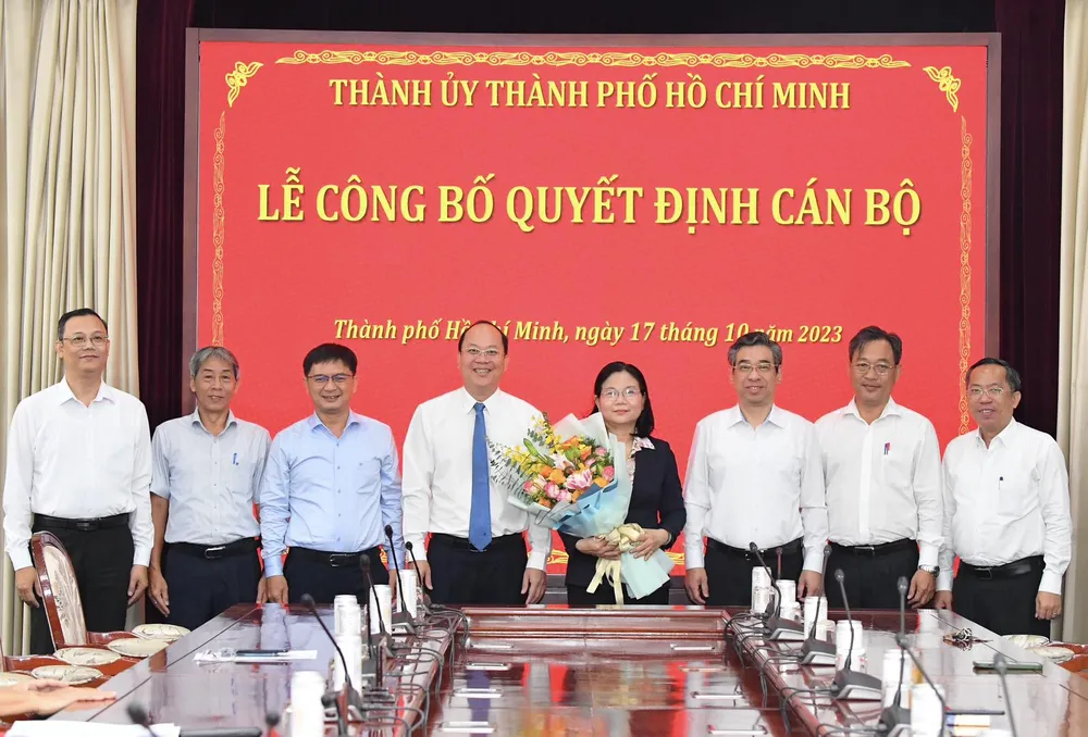 Phó Bí thư Thành ủy TPHCM Nguyễn Hồ Hải và Phó Bí thư Thành ủy, Trưởng Ban Tổ chức Thành ủy TPHCM Nguyễn Phước Lộc cùng lãnh đạo Văn phòng Thành ủy TPHCM chúc mừng đồng chí Lê Thị Thanh Thúy. Ảnh: VIỆT DŨNG