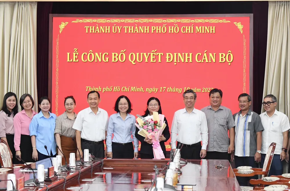 Phó Bí thư Thành ủy, Trưởng Ban Tổ chức Thành ủy TPHCM Nguyễn Phước Lộc và lãnh đạo Ban Tổ chức Thành ủy TPHCM chúc mừng đồng chí Lê Thị Thanh Thúy. Ảnh: VIỆT DŨNG