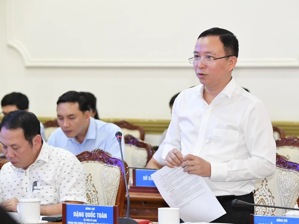 Chánh Văn phòng UBND TPHCM Đặng Quốc Toàn báo cáo. Ảnh: VIỆT DŨNG Chánh Văn phòng UBND TPHCM Đặng Quốc Toàn báo cáo. Ảnh: VIỆT DŨNG