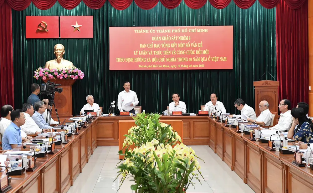 Đồng chí Đinh Tiến Dũng, Bí thư Thành ủy Hà Nội, Phó Trưởng nhóm 6 kết luận. Ảnh: VIỆT DŨNG