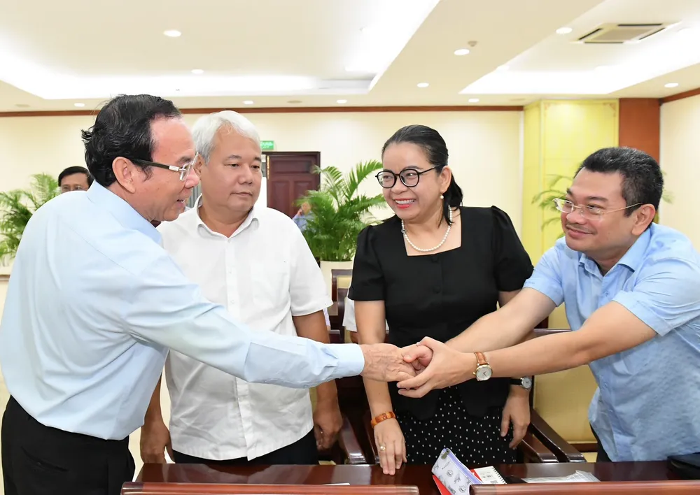 Bí thư Thành ủy TPHCM Nguyễn Văn Nên trao đổi với các đại biểu. Ảnh: VIỆT DŨNG Bí thư Thành ủy TPHCM Nguyễn Văn Nên trao đổi với các đại biểu. Ảnh: VIỆT DŨNG
