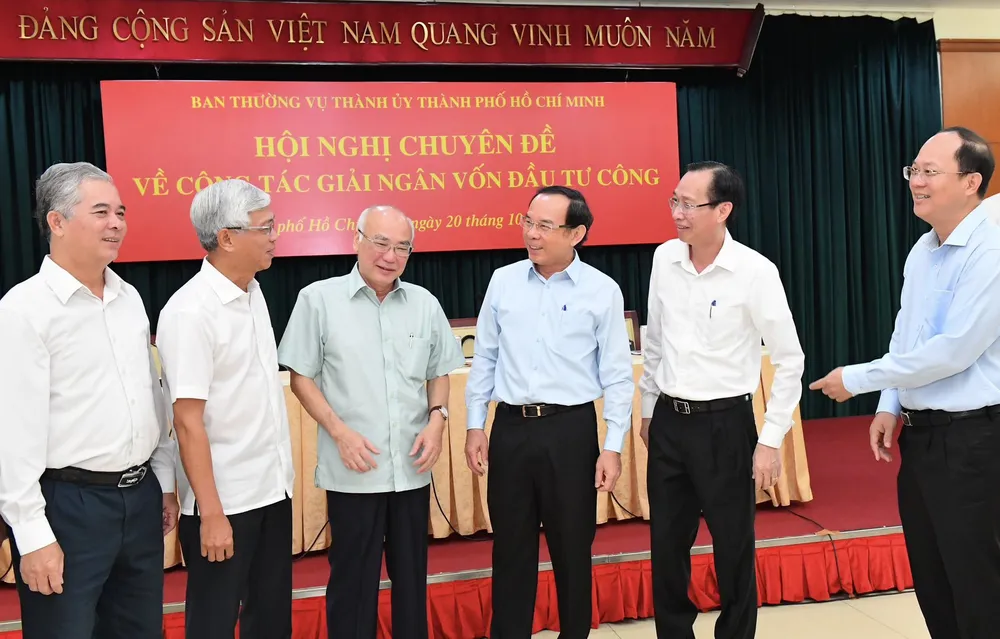 Bí thư Thành ủy TPHCM Nguyễn Văn Nên trao đổi với các đại biểu dự hội nghị. Ảnh: VIỆT DŨNG