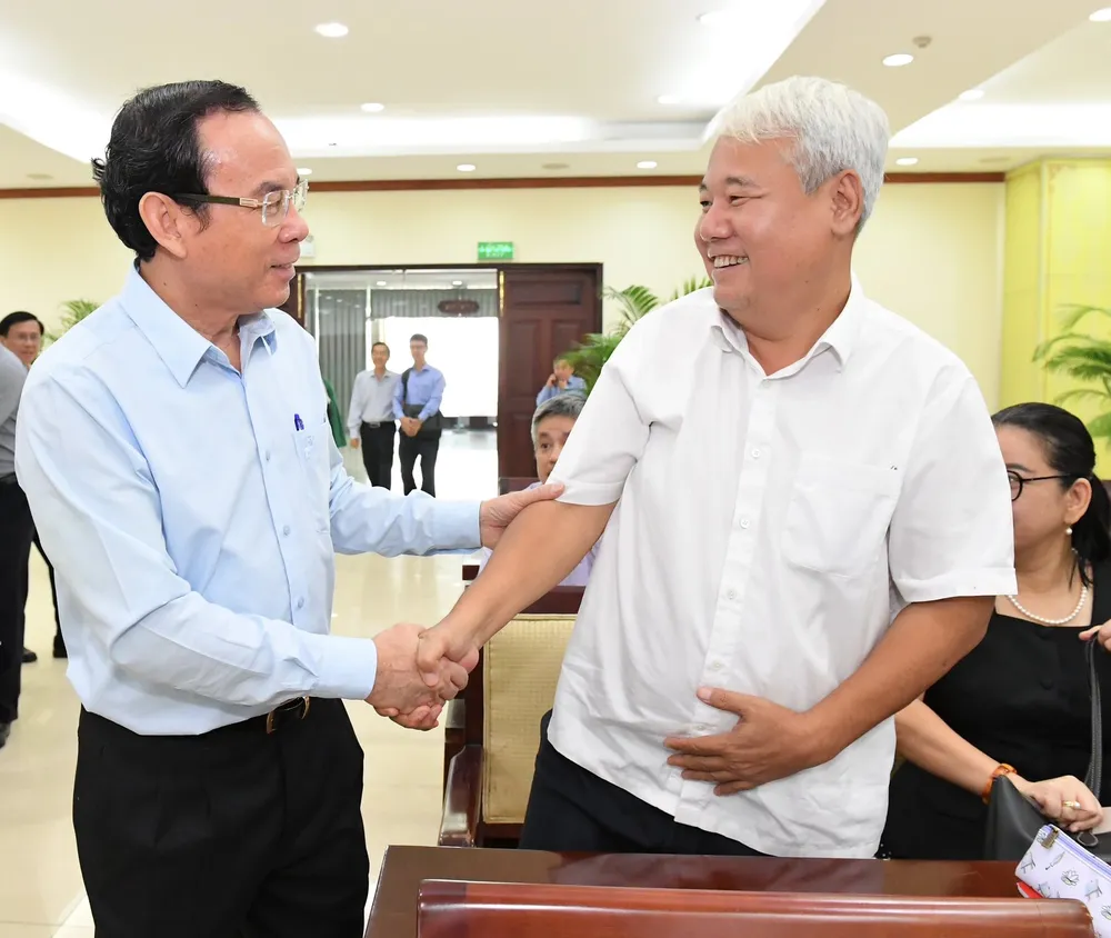 Bí thư Thành ủy TPHCM Nguyễn Văn Nên trao đổi với các đại biểu. Ảnh: VIỆT DŨNG