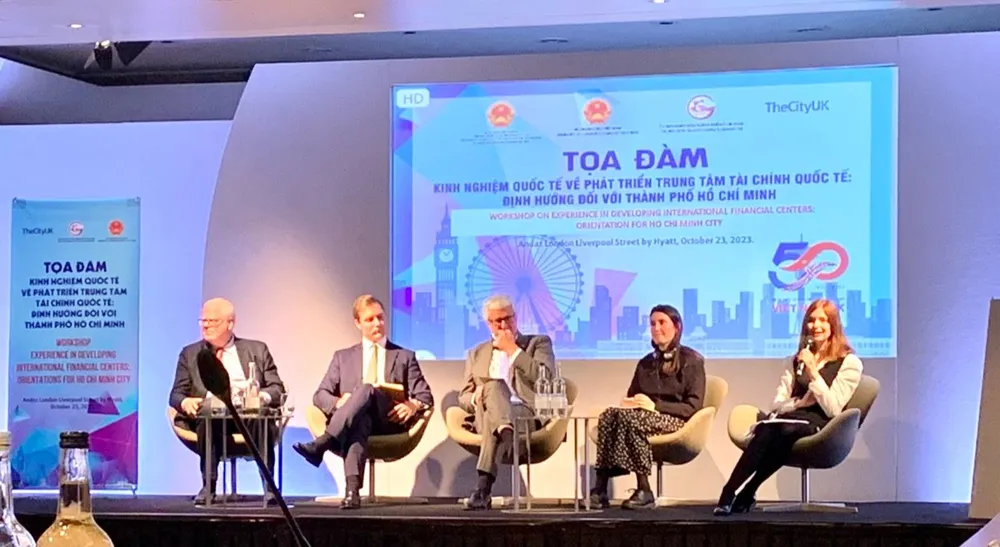 Các chuyên gia trao đổi tại tọa đàm. Ảnh: TRỌNG NHÂN