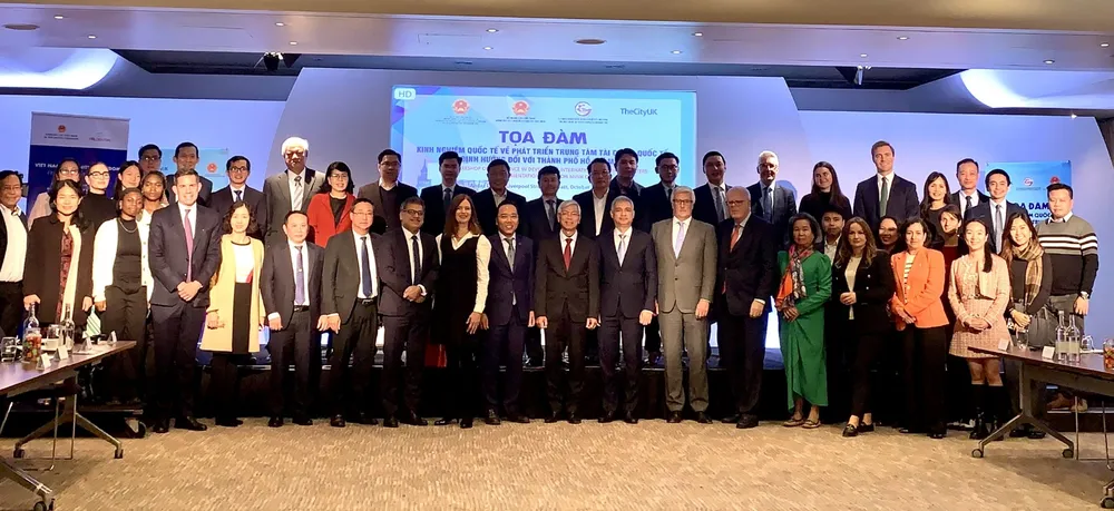 Phó Chủ tịch UBND TPHCM Võ Văn Hoan cùng các đại biểu dự tọa đàm. Ảnh: TRỌNG NHÂN