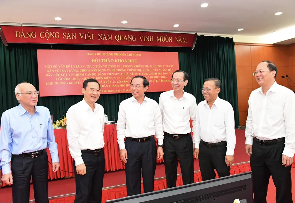 Bí thư Thành ủy TPHCM Nguyễn Văn Nên trao đổi với các đại biểu. Ảnh: VIỆT DŨNG