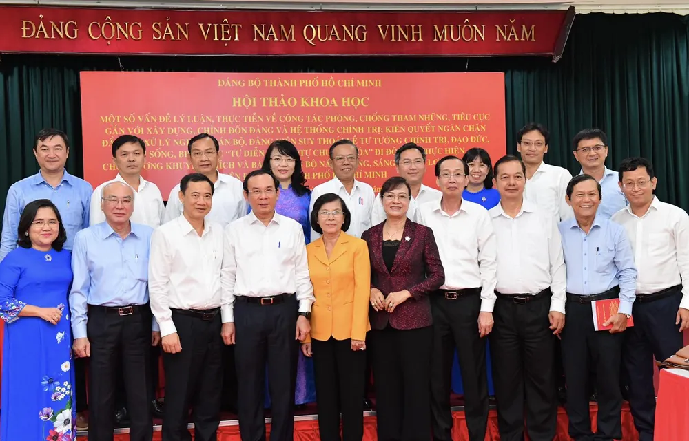 Bí thư Thành ủy TPHCM Nguyễn Văn Nên cùng các đại biểu dự hội thảo khoa học. Ảnh: VIỆT DŨNG