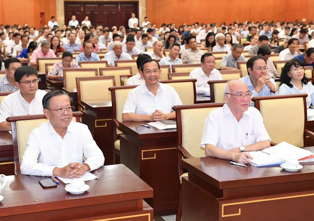 Các đồng chí cán bộ chủ chốt thành phố dự hội nghị. Ảnh: VIỆT DŨNG