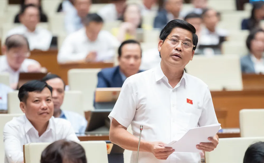 ĐB Dương Văn Phước phát biểu. Ảnh: QUANG PHÚC