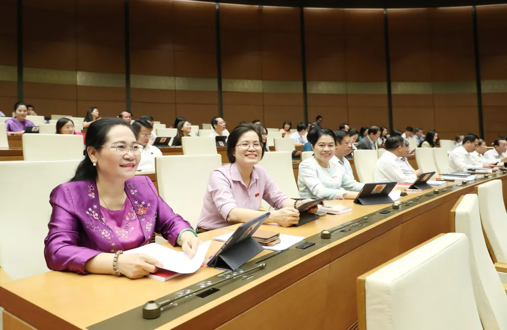 Phó Bí thư Thành ủy, Chủ tịch HĐND TPHCM Nguyễn Thị Lệ cùng các đại biểu Quốc hội TPHCM dự phiên thảo luận sáng 2-11. Ảnh: QUANG PHÚC