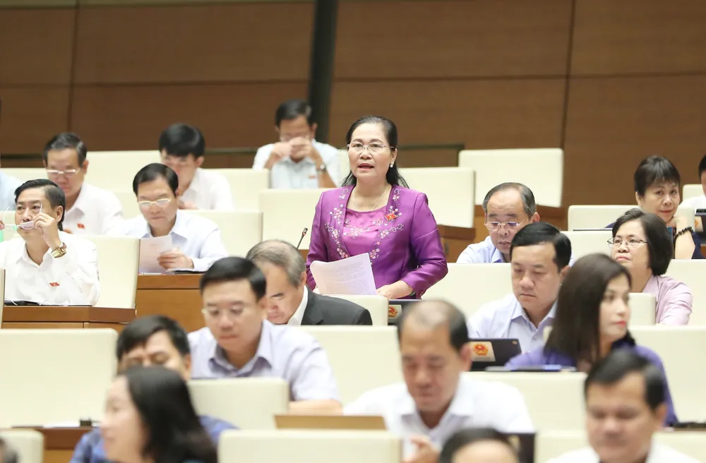 ĐB Nguyễn Thị Lệ phát biểu. Ảnh: QUANG PHÚC