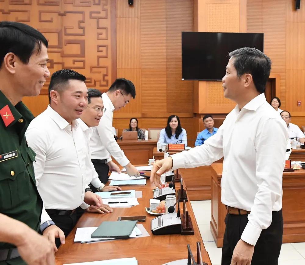 Trưởng Ban Kinh tế Trung ương Trần Tuấn Anh trao đổi với các đại biểu trước buổi làm việc. Ảnh: VIỆT DŨNG Trưởng Ban Kinh tế Trung ương Trần Tuấn Anh trao đổi với các đại biểu trước buổi làm việc. Ảnh: VIỆT DŨNG