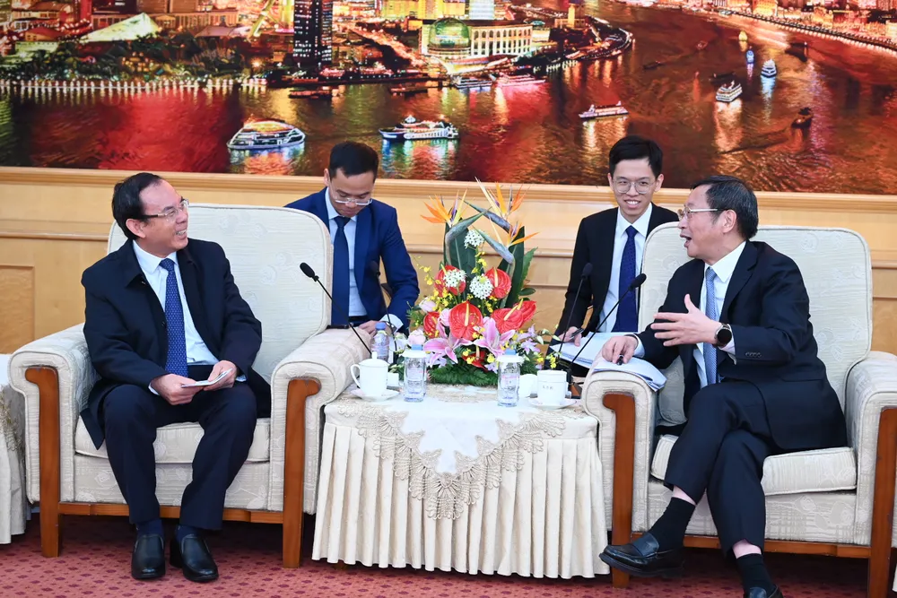 Bí thư Thành ủy TPHCM Nguyễn Văn Nên trao đổi với Bí thư Khu ủy Khu mới Phố Đông. Ảnh: VĂN MINH