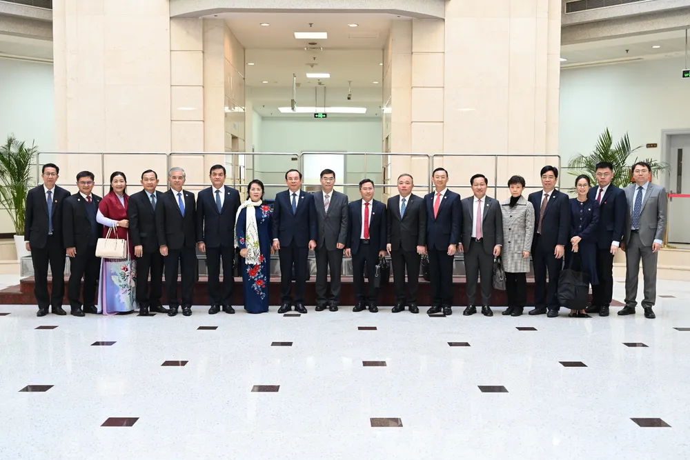 Đoàn đại biểu cấp cao TPHCM đến thăm và làm việc với Trường Đảng Thành ủy Thượng Hải. Ảnh: VĂN MINH