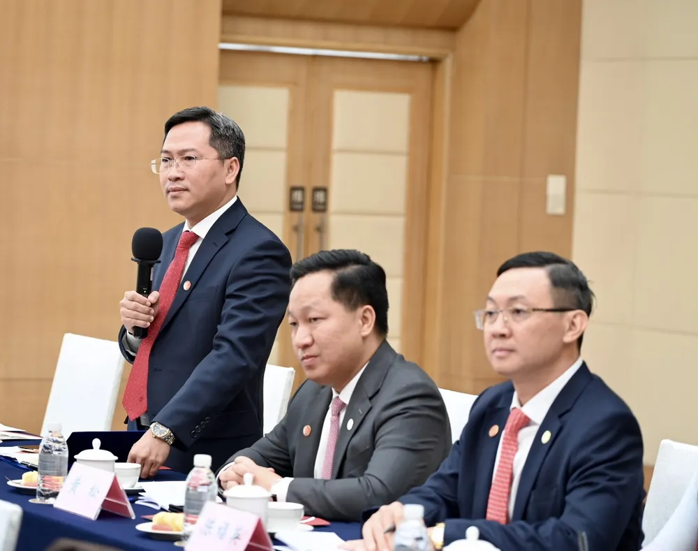 PGS-TS Nguyễn Tấn Phát trao đổi với lãnh đạo nhà trường. Ảnh: VĂN MINH