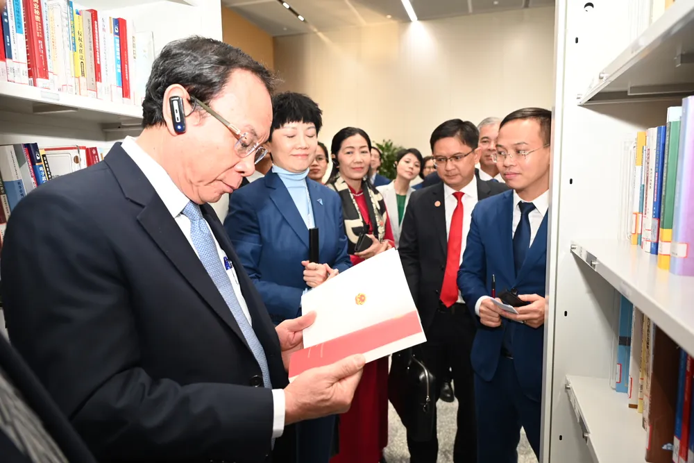 Bí thư Thành ủy TPHCM Nguyễn Văn Nên tham quan thư viện. Ảnh: VĂN MINH