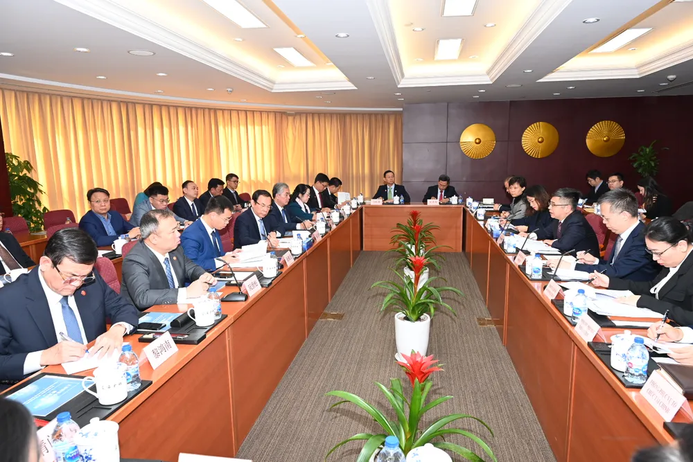 Các đại biểu chia sẻ kinh nghiệm về việc xây dựng mô hình trung tâm tài chính, các cơ chế - chính sách, khung pháp lý, hệ thống các quy định pháp luật liên quan đến việc xây dựng và quản lý và vận hành trung tâm tài chính. Ảnh: VĂN MINH Các đại biểu chia sẻ kinh nghiệm về việc xây dựng mô hình trung tâm tài chính, các cơ chế - chính sách, khung pháp lý, hệ thống các quy định pháp luật liên quan đến việc xây dựng và quản lý và vận hành trung tâm tài chính. Ảnh: VĂN MINH