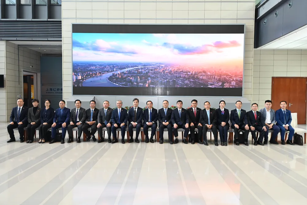 Bí thư Thành ủy TPHCM Nguyễn Văn Nên cùng Đoàn đại biểu cấp cao TPHCM đến làm việc tại Trung tâm chỉ huy điều hành nút giao thông Hồng Kiều. Ảnh: VĂN MINH Bí thư Thành ủy TPHCM Nguyễn Văn Nên cùng Đoàn đại biểu cấp cao TPHCM đến làm việc tại Trung tâm chỉ huy điều hành nút giao thông Hồng Kiều. Ảnh: VĂN MINH