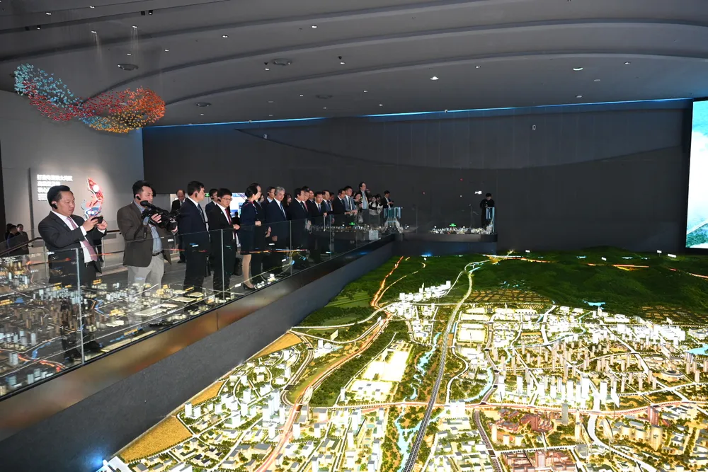 Đoàn đại biểu cấp cao TPHCM tham quan mô hình quy hoạch phát triển Thành phố Tri thức Quảng Châu. Ảnh: VĂN MINH