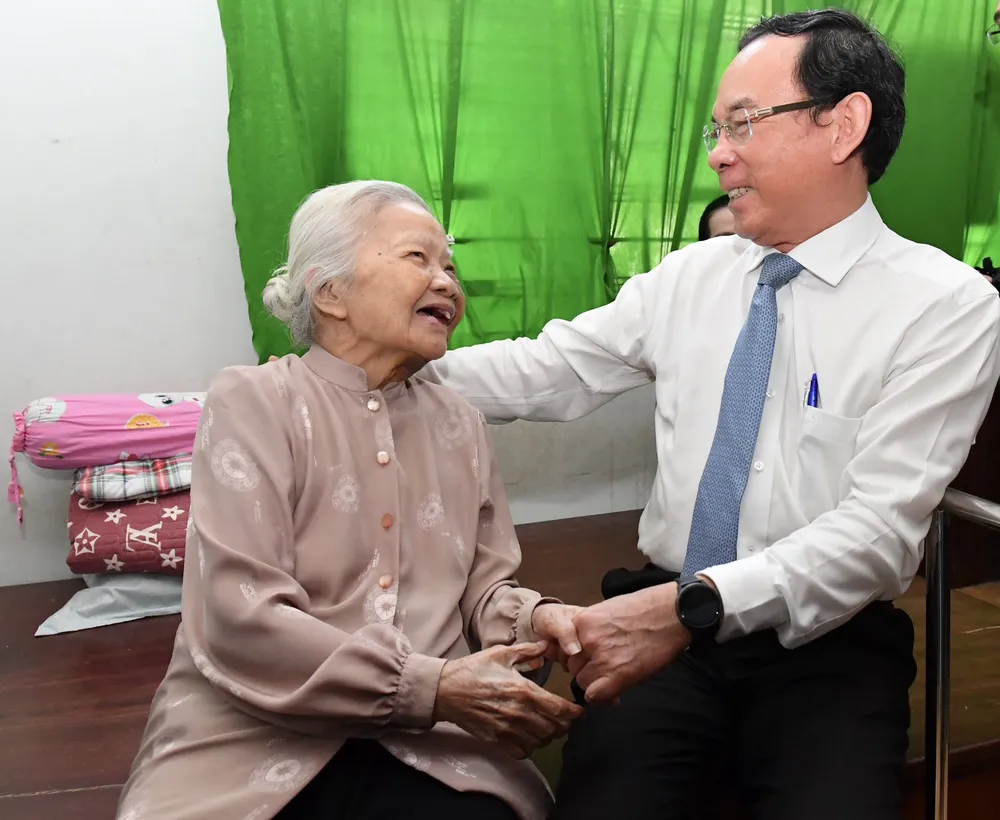 Bí thư Thành ủy TPHCM Nguyễn Văn Nên thăm hỏi đồng chí Phan Thị Nở. Ảnh: VIỆT DŨNG Bí thư Thành ủy TPHCM Nguyễn Văn Nên thăm hỏi đồng chí Phan Thị Nở. Ảnh: VIỆT DŨNG