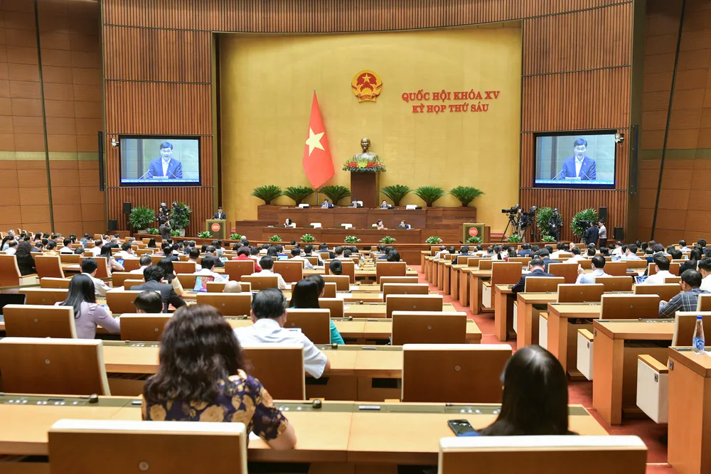 Quốc hội thảo luận tại hội trường về dự thảo Luật Các tổ chức tín dụng (sửa đổi). Ảnh: VIẾT CHUNG