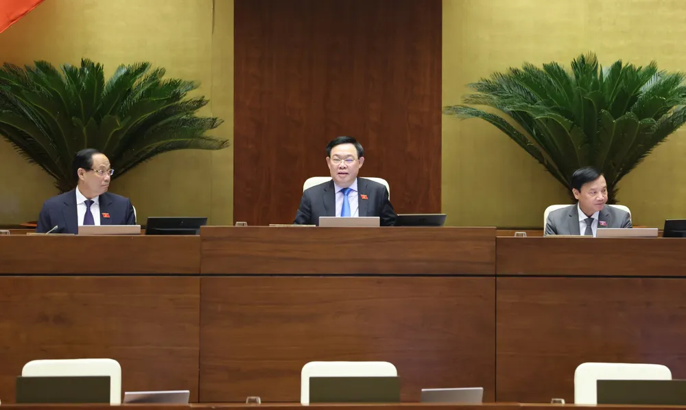 Dưới sự chủ trì của Chủ tịch Quốc hội Vương Đình Huệ, Quốc hội tiến hành thảo luận ở hội trường về dự án Luật Trật tự, an toàn giao thông đường bộ. Ảnh: QUANG PHÚC