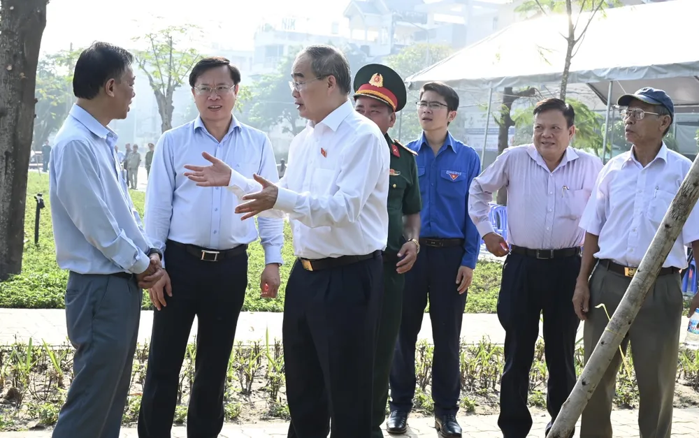 Đồng chí Nguyễn Thiện Nhân trao đổi với lãnh đạo quận Bình Tân. Ảnh: VĂN MINH