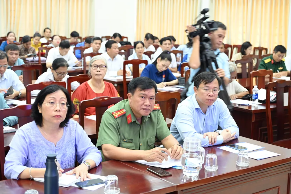 Quang cảnh buổi tiếp xúc cử tri ở quận Bình Tân. Ảnh: VĂN MINH Quang cảnh buổi tiếp xúc cử tri ở quận Bình Tân. Ảnh: VĂN MINH