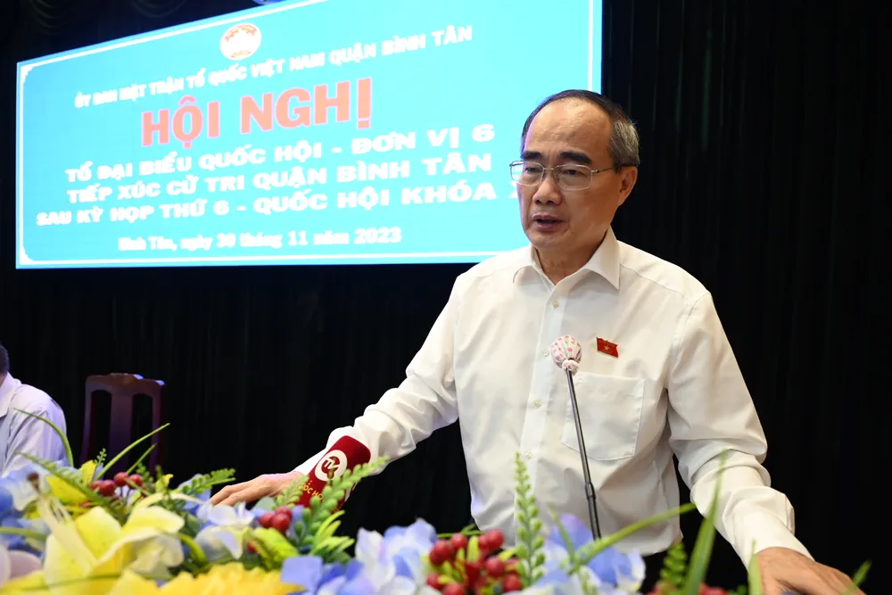 ĐBQH Nguyễn Thiện Nhân trao đổi với các cử tri quận Bình Tân. Ảnh: VĂN MINH ĐBQH Nguyễn Thiện Nhân trao đổi với các cử tri quận Bình Tân. Ảnh: VĂN MINH