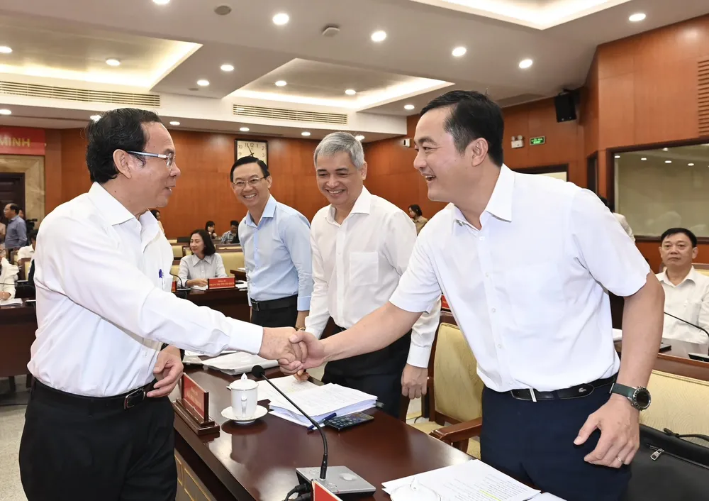 Bí thư Thành ủy TPHCM Nguyễn Văn Nên trao đổi với các đại biểu. Ảnh: VIỆT DŨNG