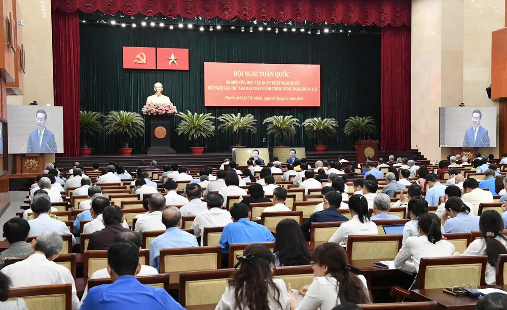 Các đại biểu tại điểm cầu Hội trường Thành ủy TPHCM nghe Chủ tịch nước Võ Văn Thưởng truyền đạt chuyên đề: “Tiếp tục phát huy truyền thống, sức mạnh đại đoàn kết toàn dân tộc, xây dựng đất nước ta ngày càng phồn vinh, hạnh phúc”. Ảnh: VIỆT DŨNG