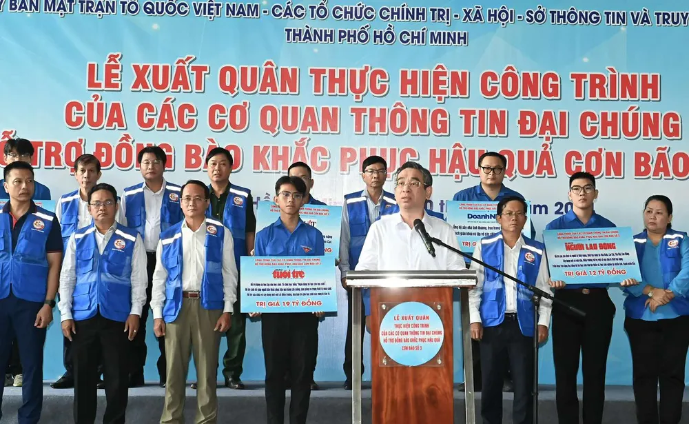 Mr. Nguyen Phuoc Loc, Deputy Secretary of the HCMC Party Committee and Chairman of the Vietnam Fatherland Front Committee of HCMC, delivers a speech at the launch ceremony.