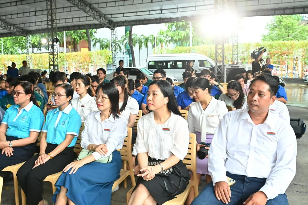 Officials, reporters, and editors from media agencies in Ho Chi Minh City attend the launch ceremony.
