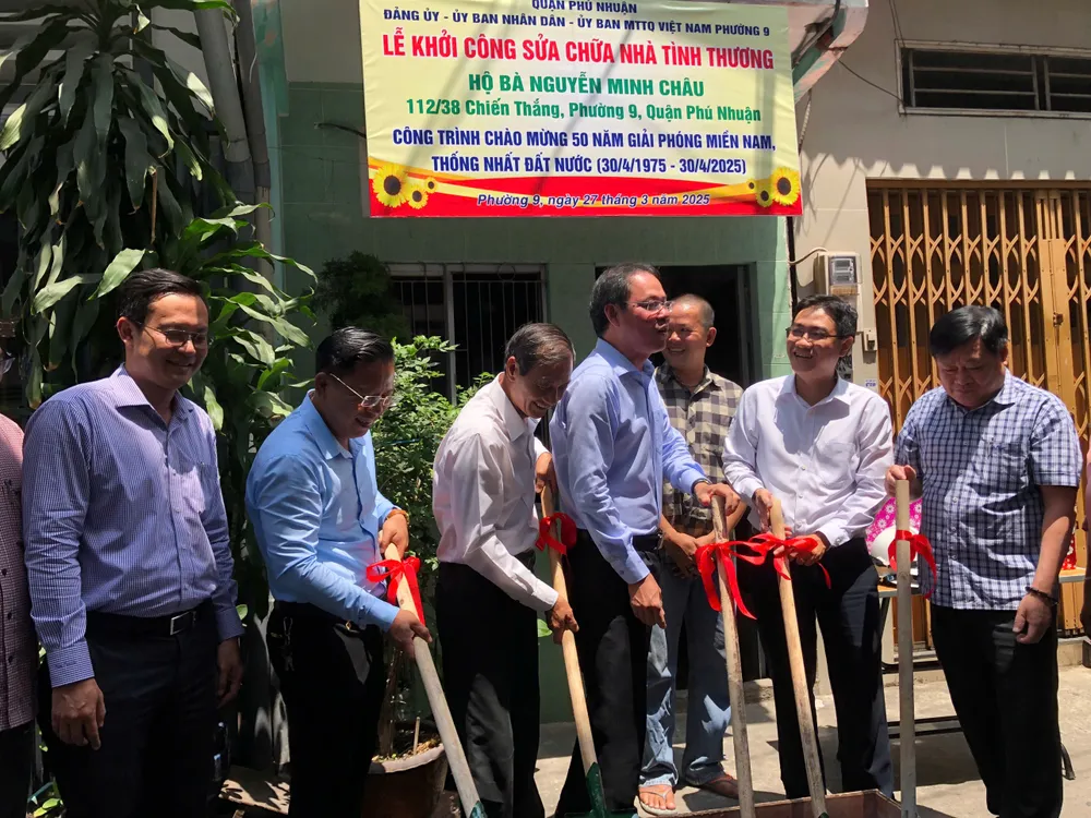 Phó Chủ tịch Thường trực Ủy ban MTTQ Việt Nam TPHCM Nguyễn Thành Trung cùng các đại biểu dự lễ khởi công. Ảnh: KIM DUNG