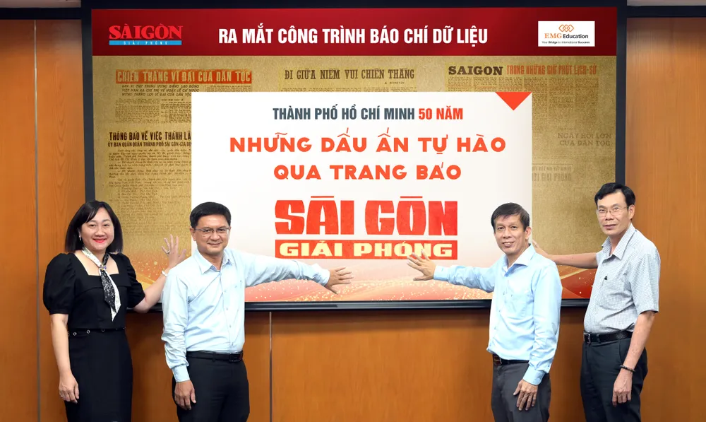 Trưởng Ban Tuyên giáo và Dân vận Thành ủy TPHCM Nguyễn Mạnh Cường cùng Ban Biên tập Báo Sài Gòn Giải Phóng thực hiện nghi thức ra mắt công trình báo chí dữ liệu. Ảnh: LÊ MINH