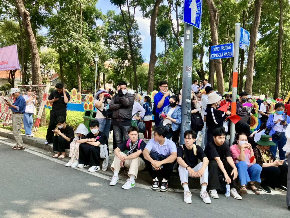 Người dân có mặt tại khu vực Công viên 30-4 từ sớm để đón xem sơ duyệt diễu binh, diễu hành