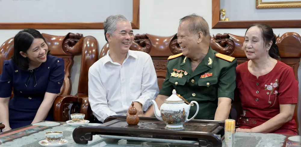 Trưởng Ban Nội chính Thành ủy TPHCM Ngô Minh Châu và Ủy viên Ban Thường vụ Quận ủy Bình Tân Nguyễn Thị Kim Hương thăm, tặng quà tri ân Đại tá Trần Đức Thân. Ảnh: LÊ MINH